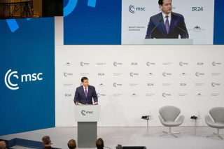 Αυταρχικό μενού Τραμπ με γλυκό από τον Ρούμπιο
